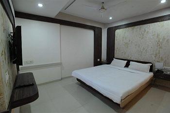 Jal Sagar Hotel Вадодара Екстериор снимка