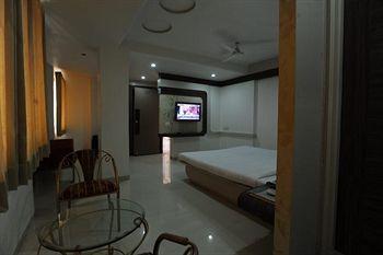 Jal Sagar Hotel Вадодара Екстериор снимка